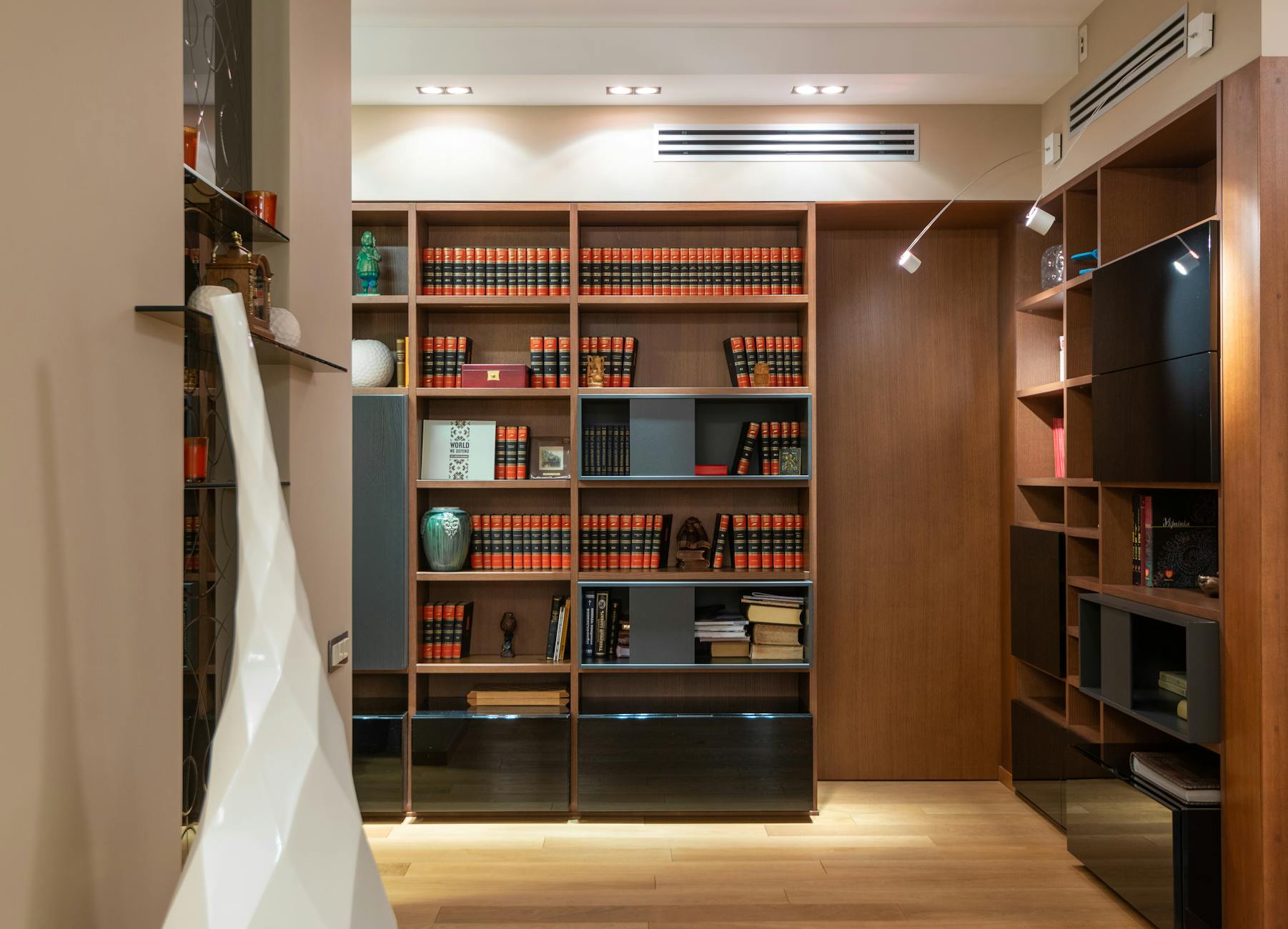 Bibliotheksregale mit Fachliteratur