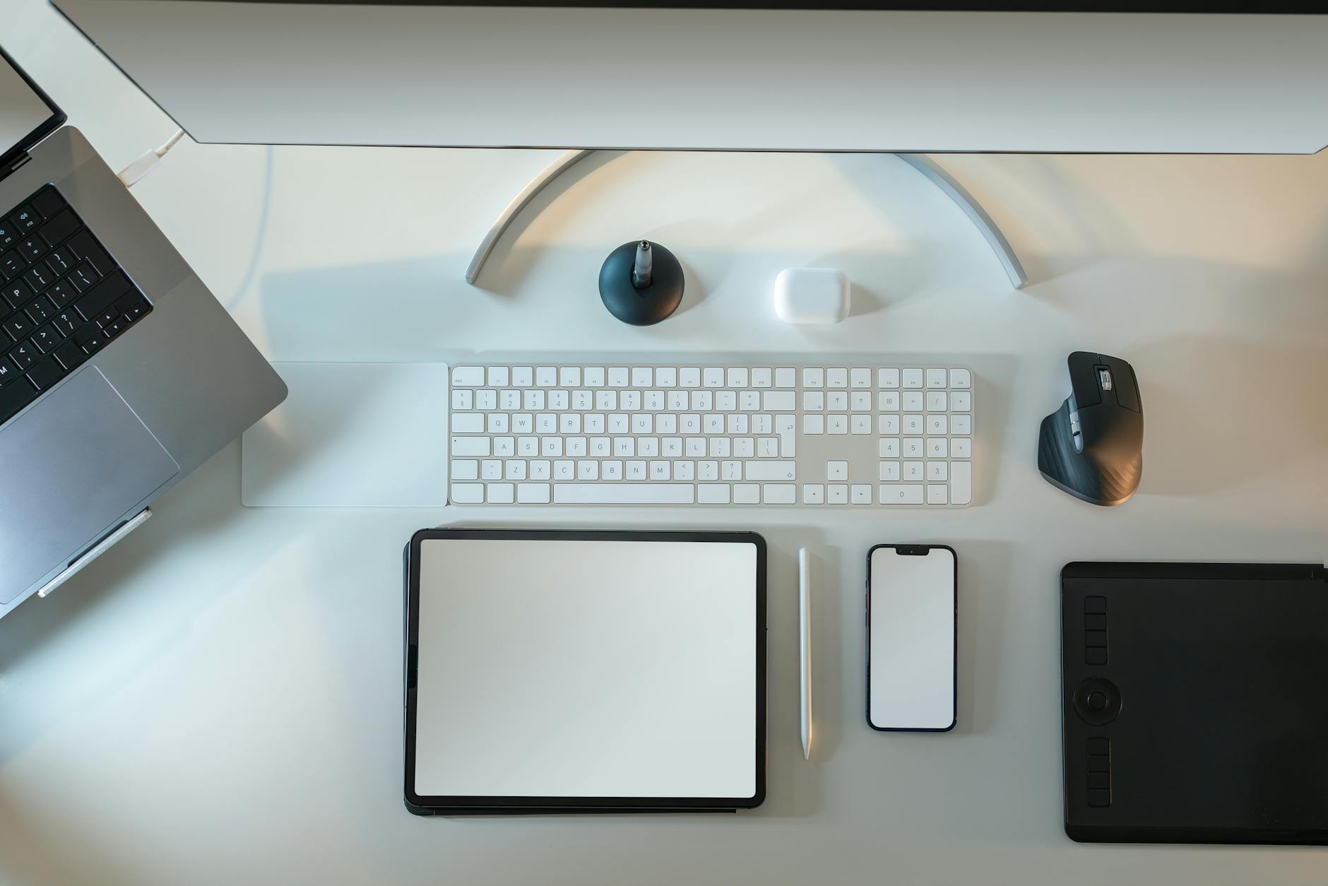 Moderner Technologie-Arbeitsplatz von oben