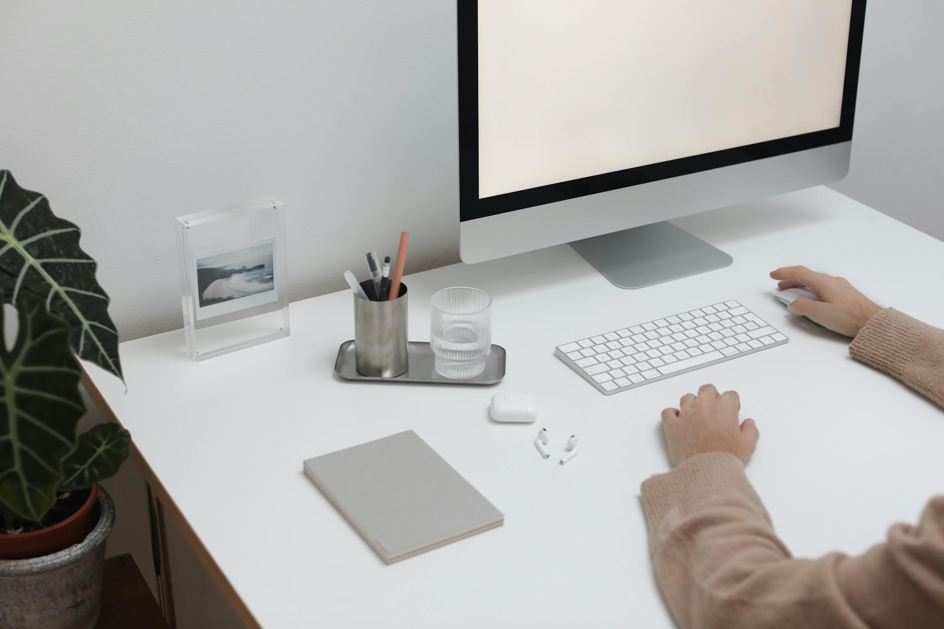 Arbeitsplatz von oben während der Vertragsprüfung