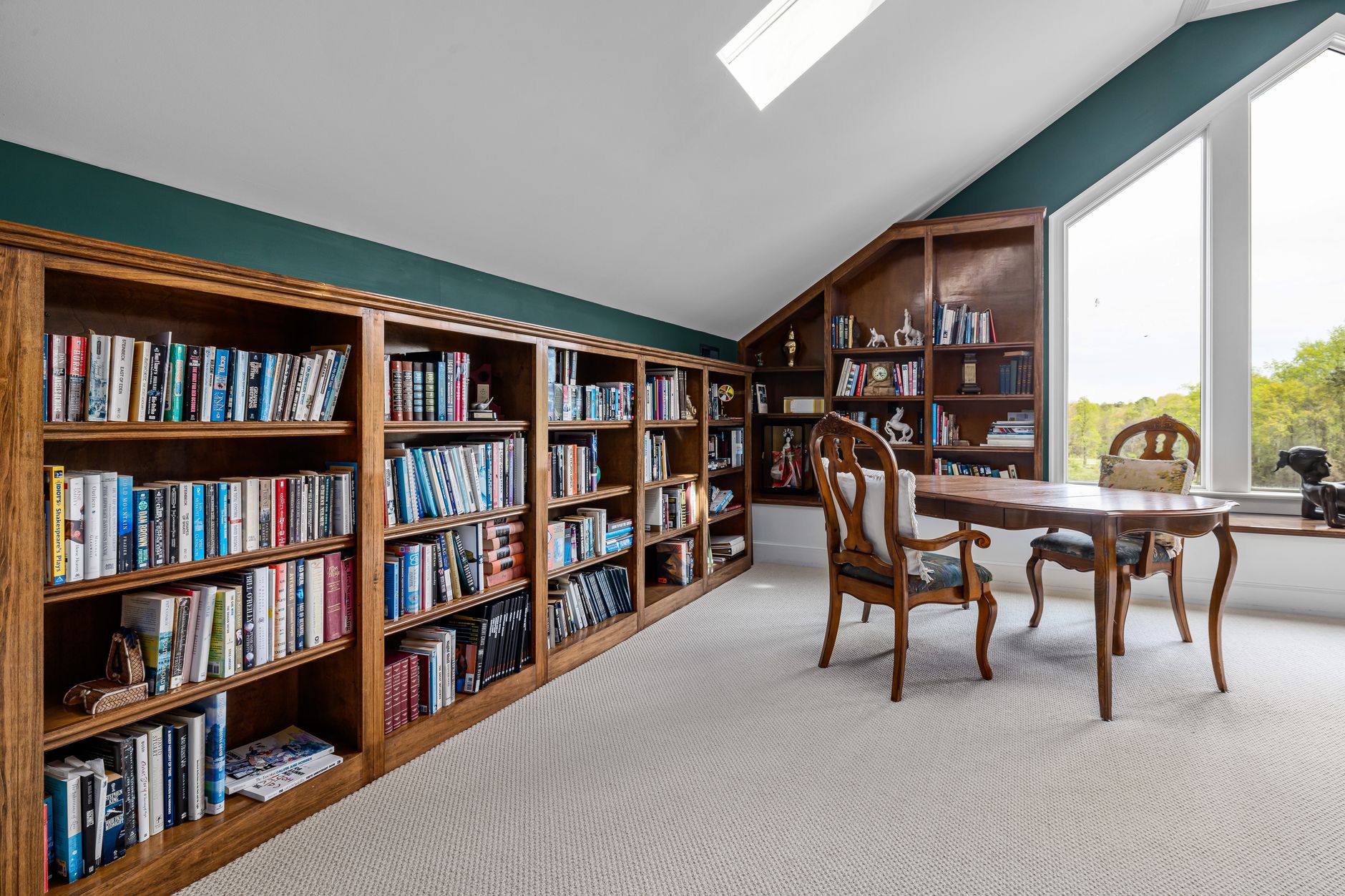 Einladende Bibliothek für ein ruhiges Beratungsgespräch